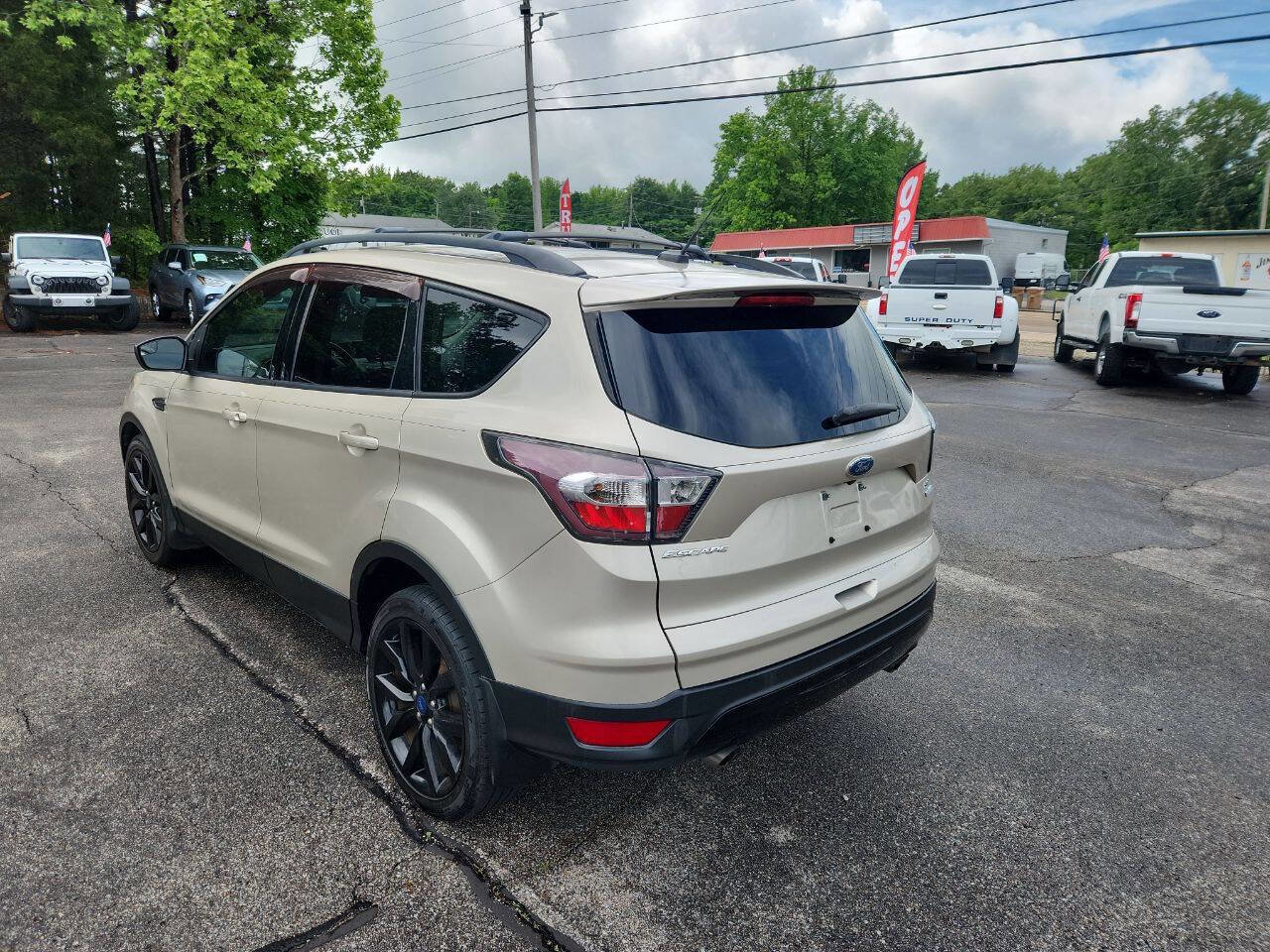 Used 2017 Ford Escape SE w/ SE Sport Appearance Package image 11