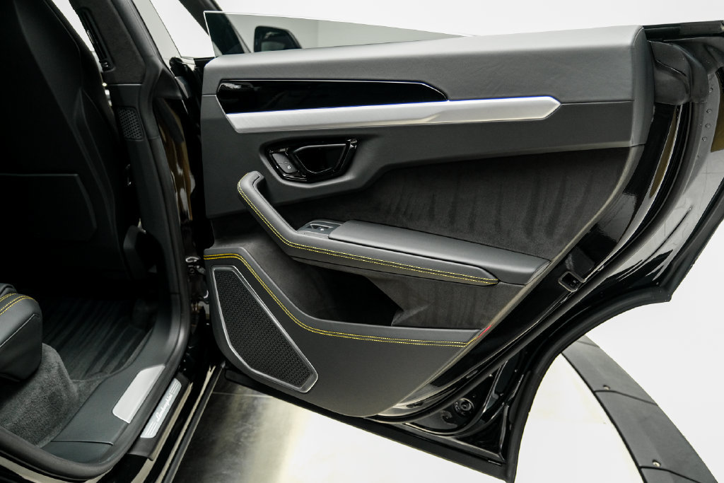 Used 2025 Lamborghini Urus SE AWD/4WD image 49
