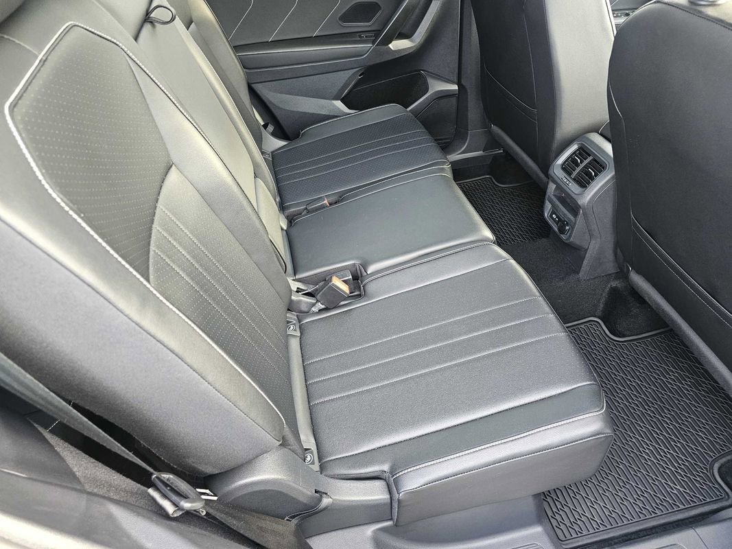 Used 2022 Volkswagen Tiguan SE R-Line image 28