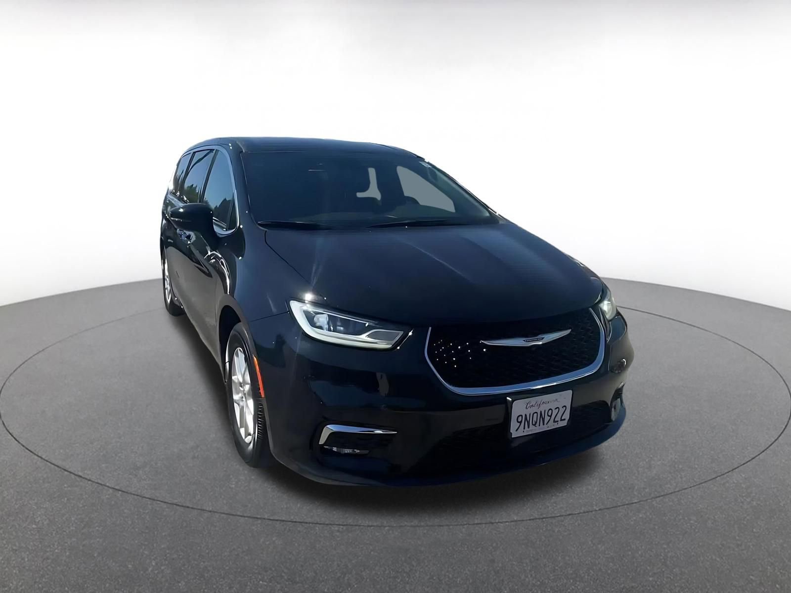 Used 2025 Chrysler Pacifica Select image 3