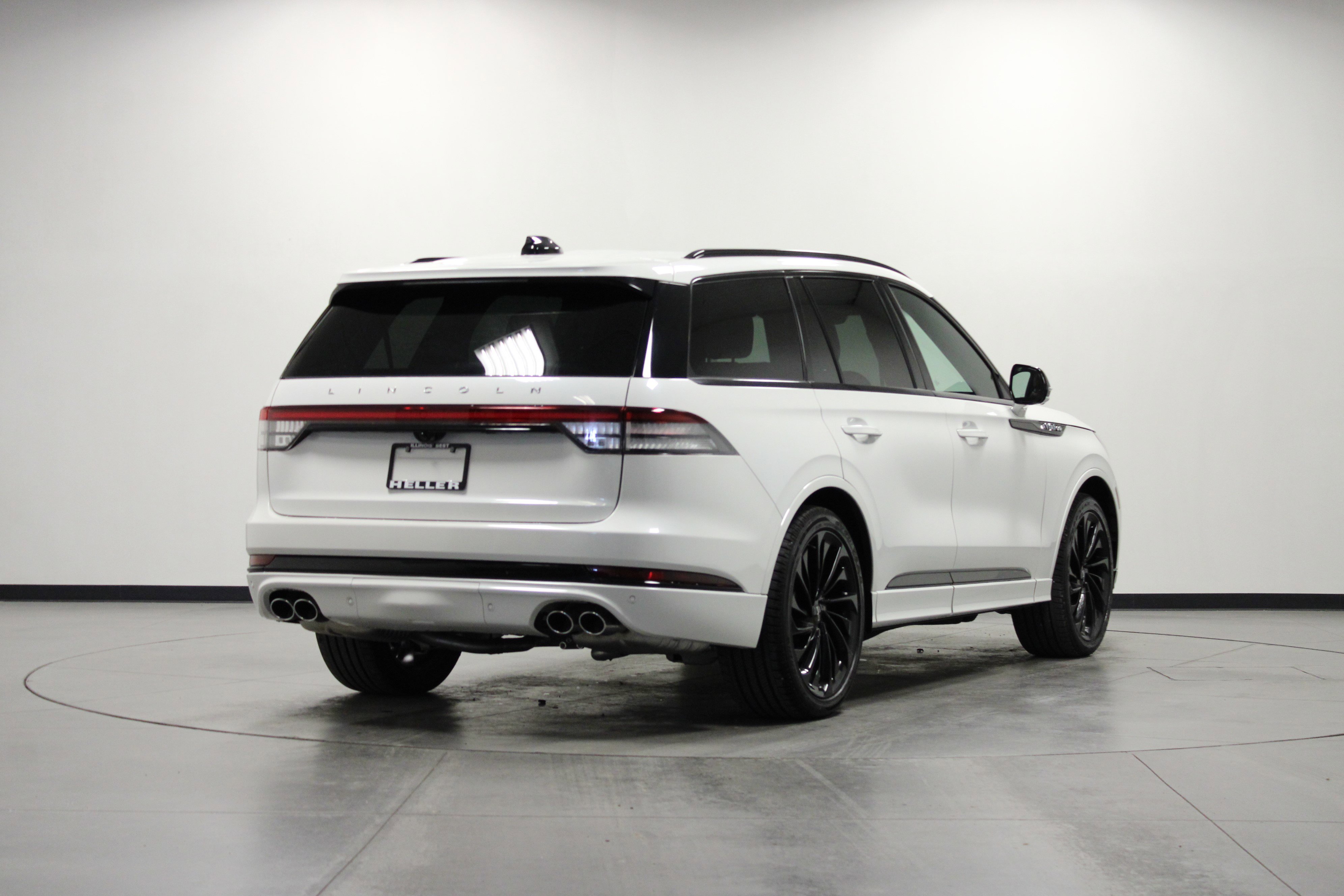 Used 2025 Lincoln Aviator Reserve w/ Luxury Package image 4