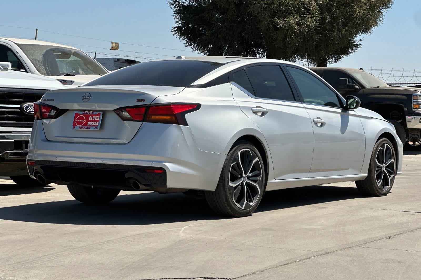 Used 2023 Nissan Altima 2.5 SR FWD image 3