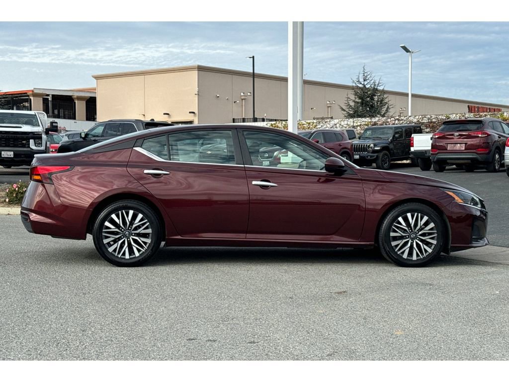 Used 2023 Nissan Altima 2.5 SV image 3