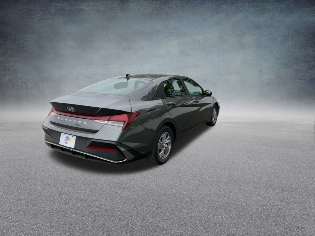 Used 2025 Hyundai Elantra SE image 22