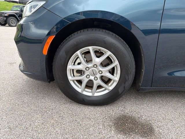 Used 2023 Chrysler Pacifica Touring-L image 40