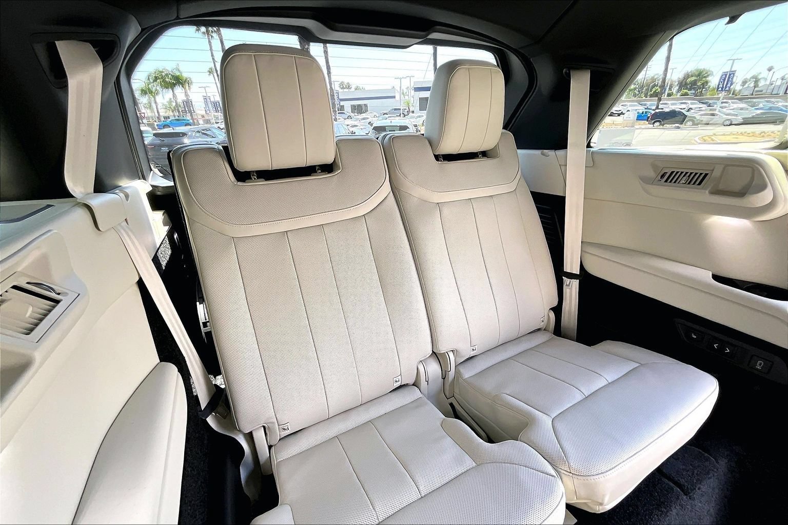 New 2026 Land Rover Range Rover Long Wheelbase SE AWD/4WD image 11