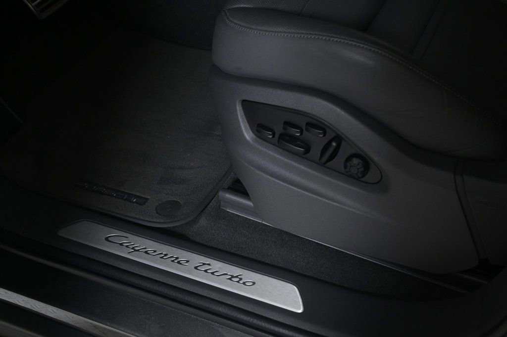 Used 2022 Porsche Cayenne Turbo image 26