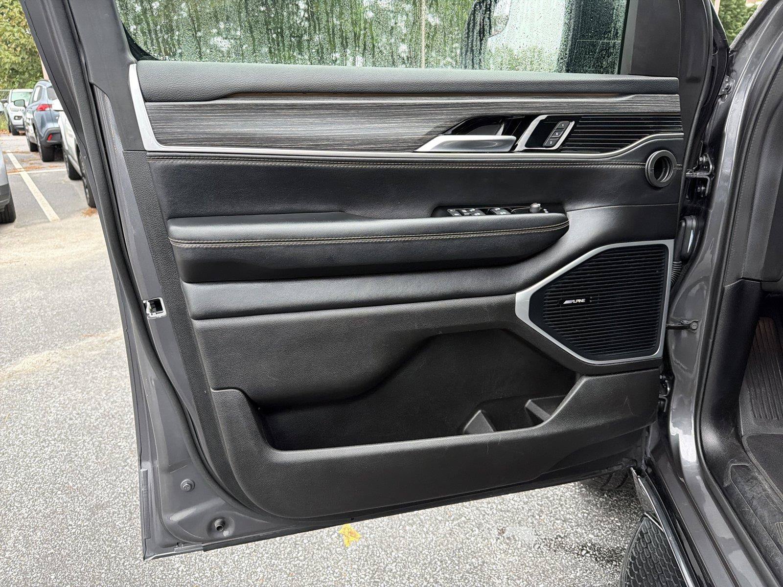 Used 2024 Jeep Wagoneer Series II w/ Flexible Seating Group RWD image 9