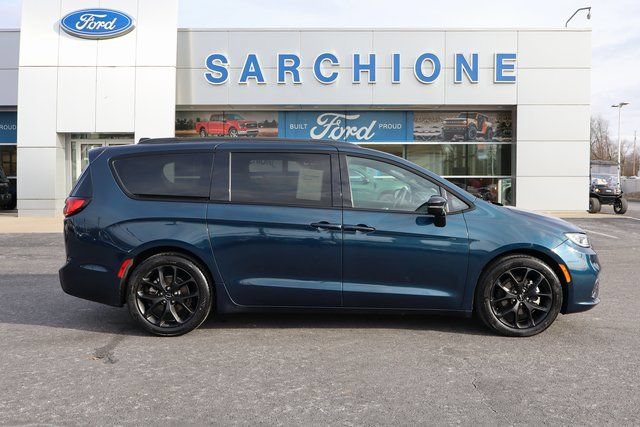 Used 2025 Chrysler Pacifica Limited FWD image 2