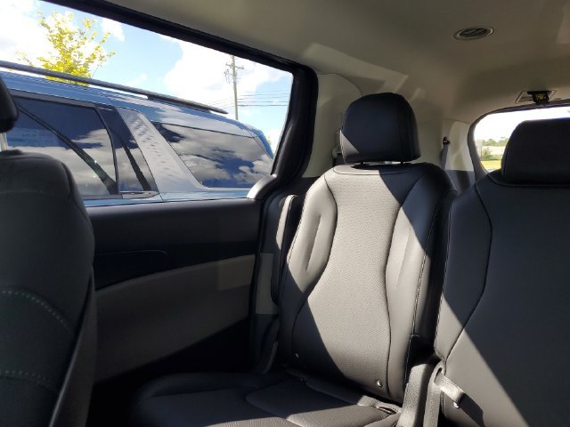 New 2027 Kia Carnival LXS FWD image 4