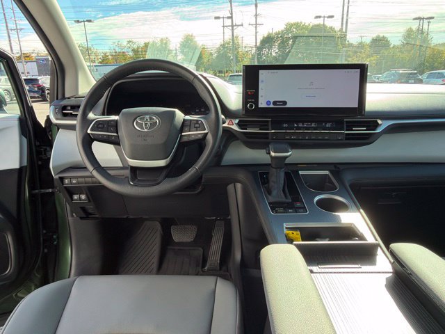 Used 2025 Toyota Sienna XLE FWD image 16