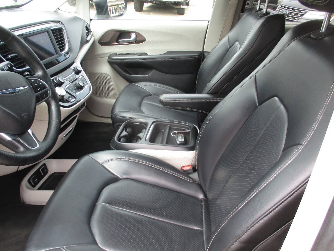 Used 2020 Chrysler Voyager Lxi FWD image 13
