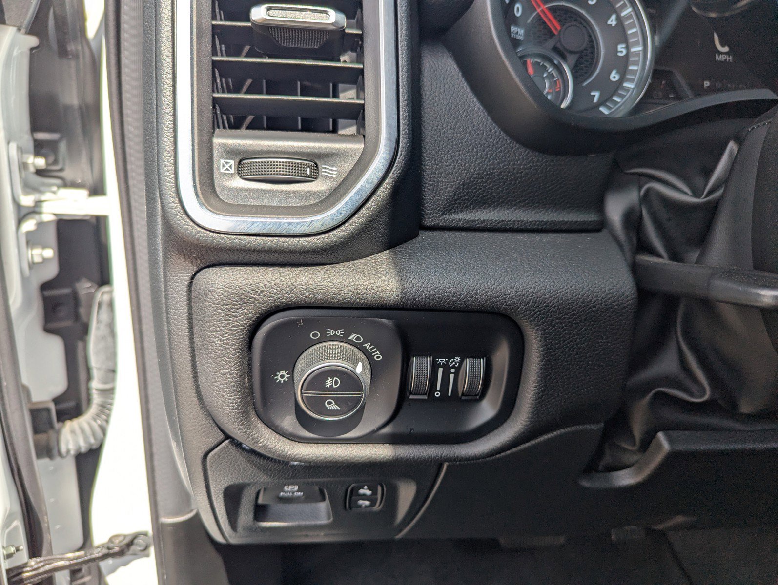 Used 2024 RAM 1500 Laramie AWD/4WD image 31