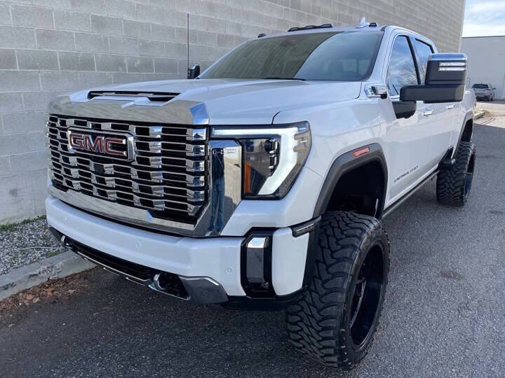 Used 2024 GMC Sierra 3500 Denali w/ Technology Package AWD/4WD image 4