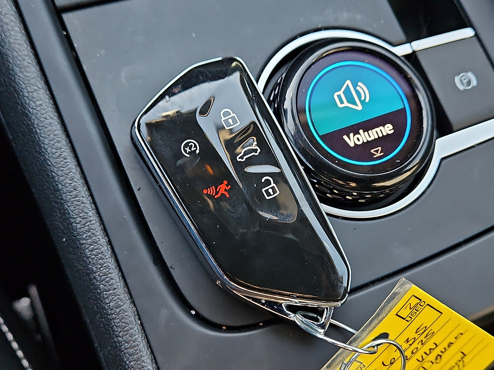 Certified 2025 Volkswagen Tiguan SE R-Line image 20