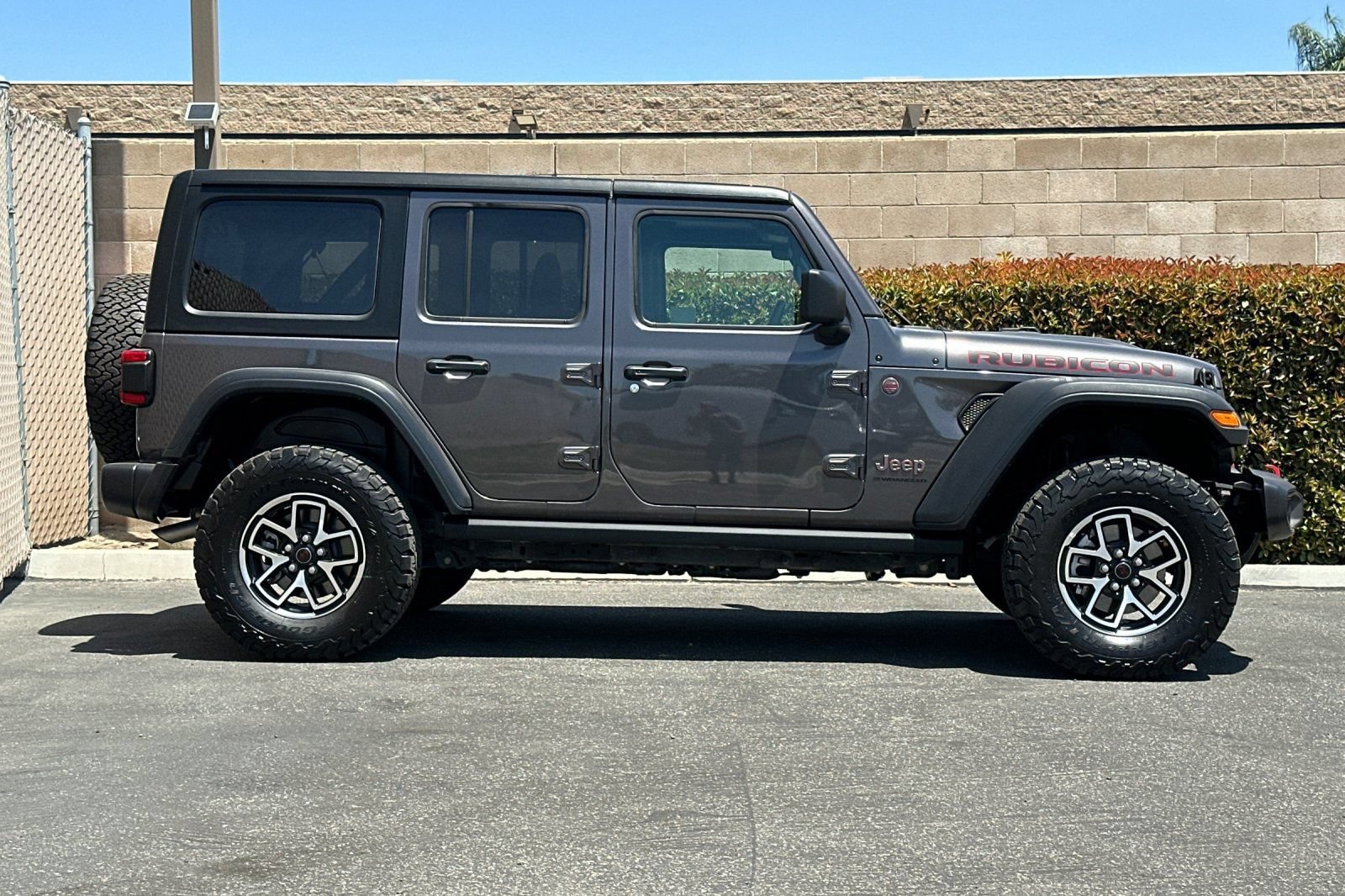 Used 2025 Jeep Wrangler Unlimited Rubicon AWD/4WD image 3