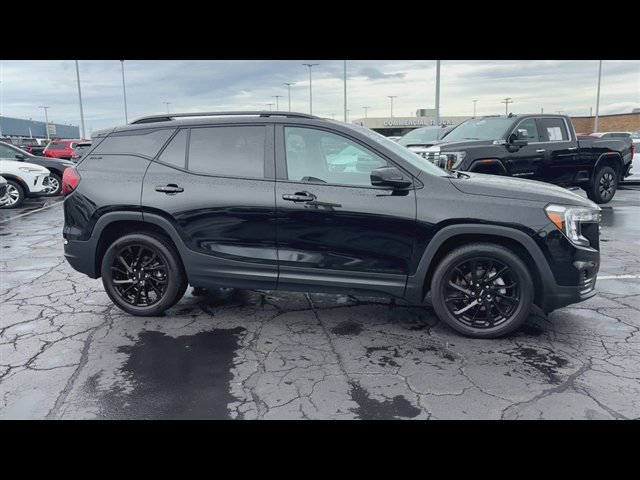 Used 2024 GMC Terrain SLE w/ Driver Convenience Package FWD image 9