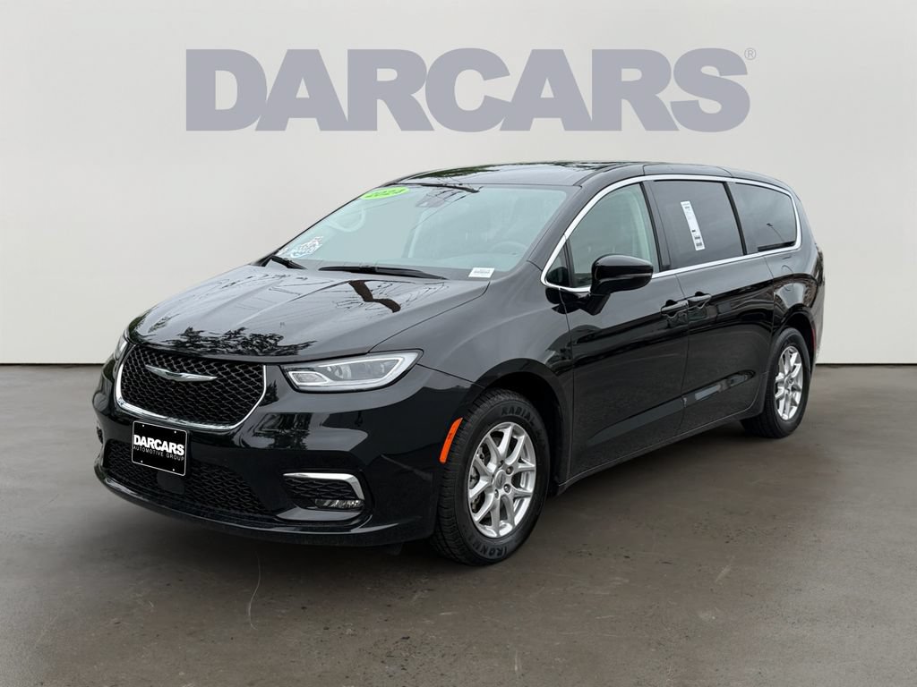 Used 2024 Chrysler Pacifica Touring-L FWD image 3