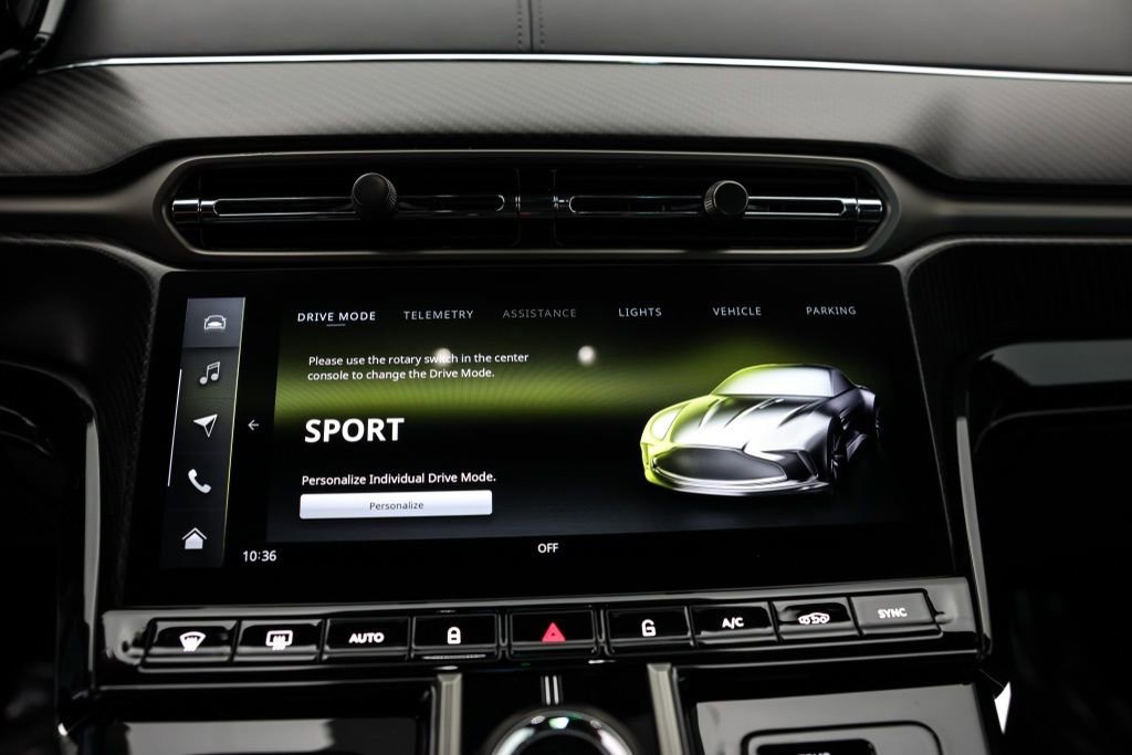 Used 2025 Aston Martin V8 Vantage Coupe image 32