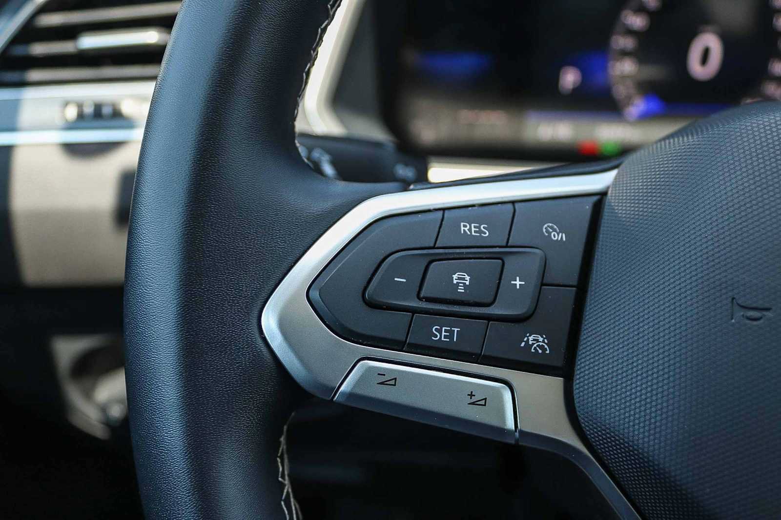 Used 2023 Volkswagen Tiguan SE w/ Panoramic Sunroof Package FWD image 22