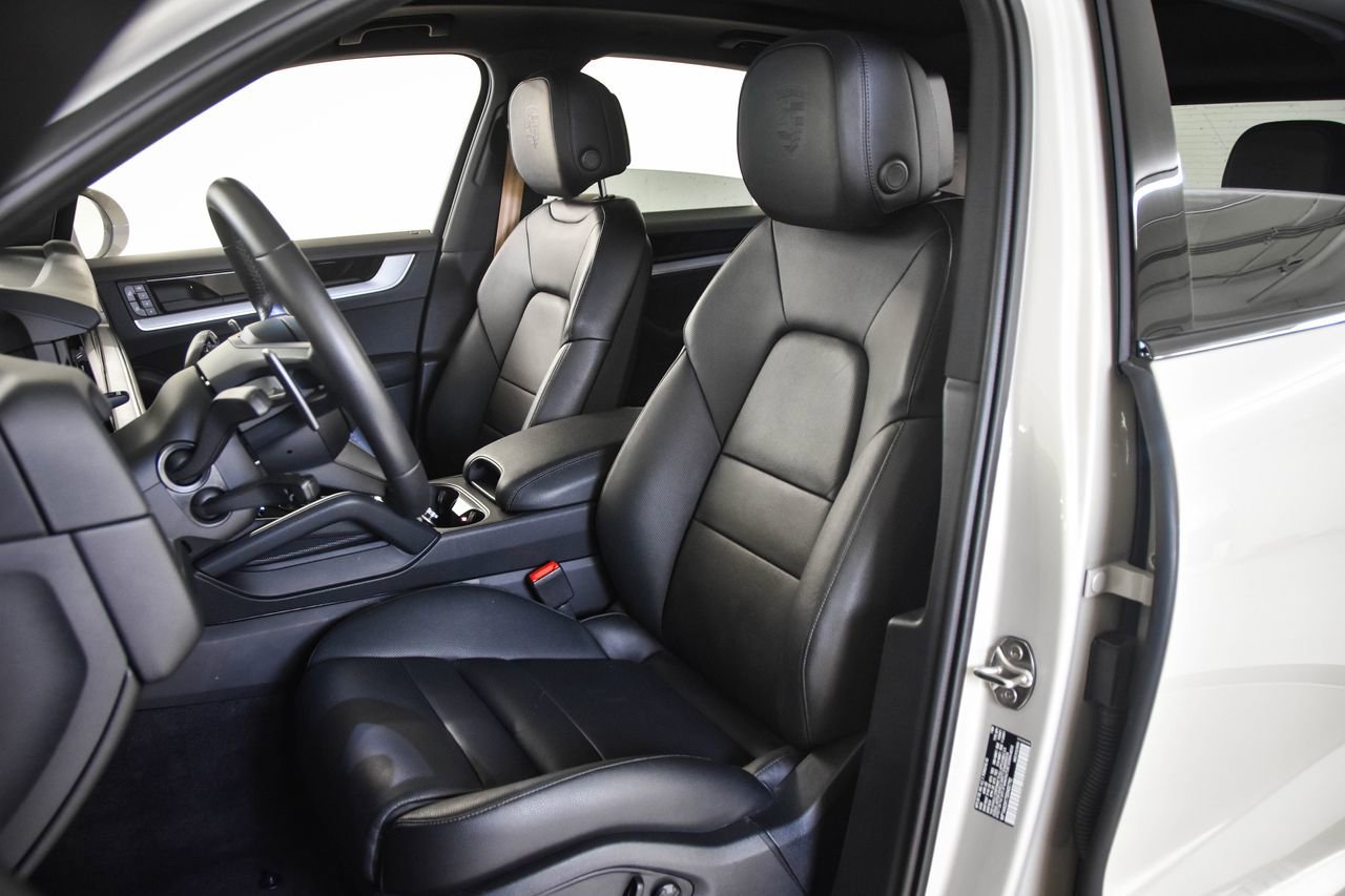 Certified 2025 Porsche Cayenne AWD/4WD image 5