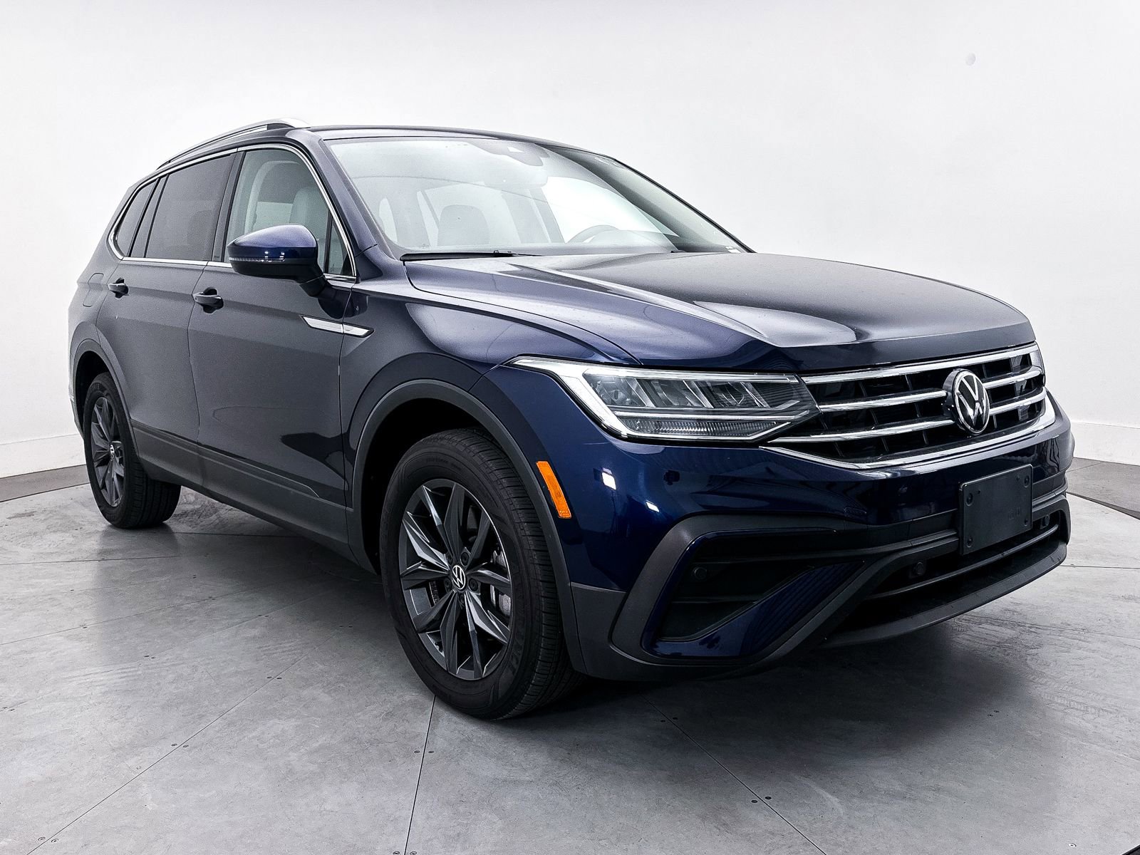Used 2022 Volkswagen Tiguan SE w/ Panoramic Sunroof Package AWD/4WD image 11