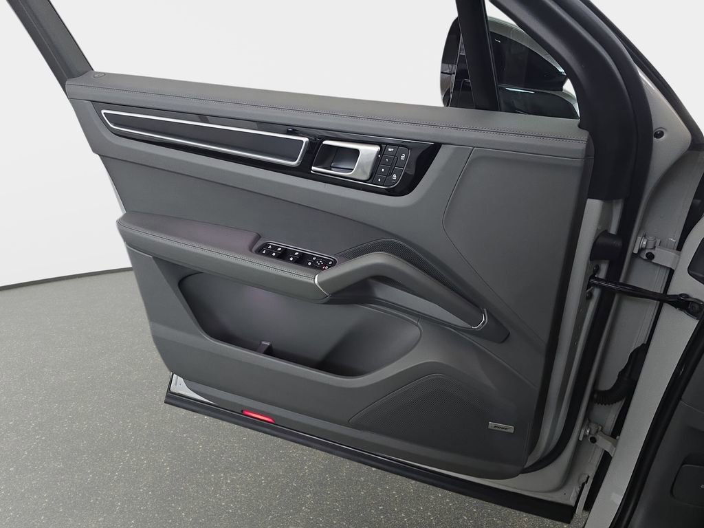 Used 2023 Porsche Cayenne GTS image 29