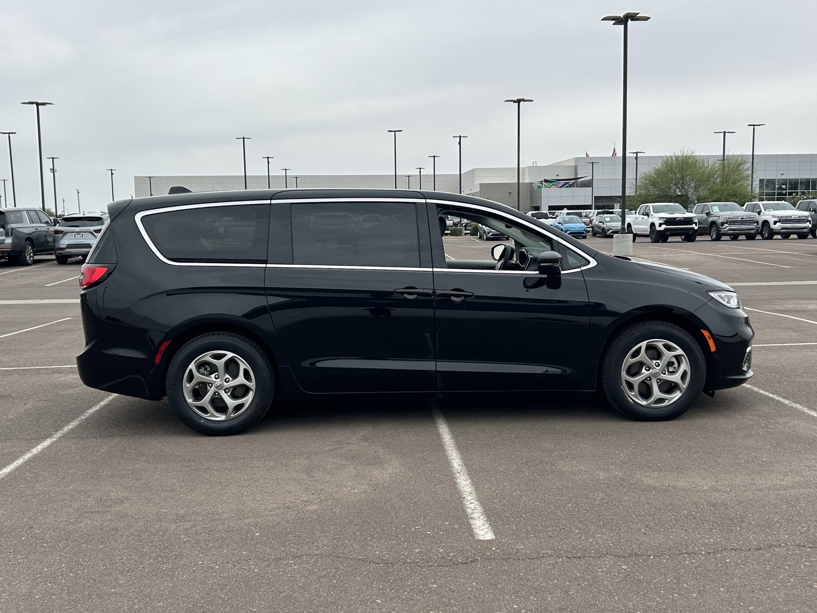 Used 2024 Chrysler Pacifica Limited FWD image 6