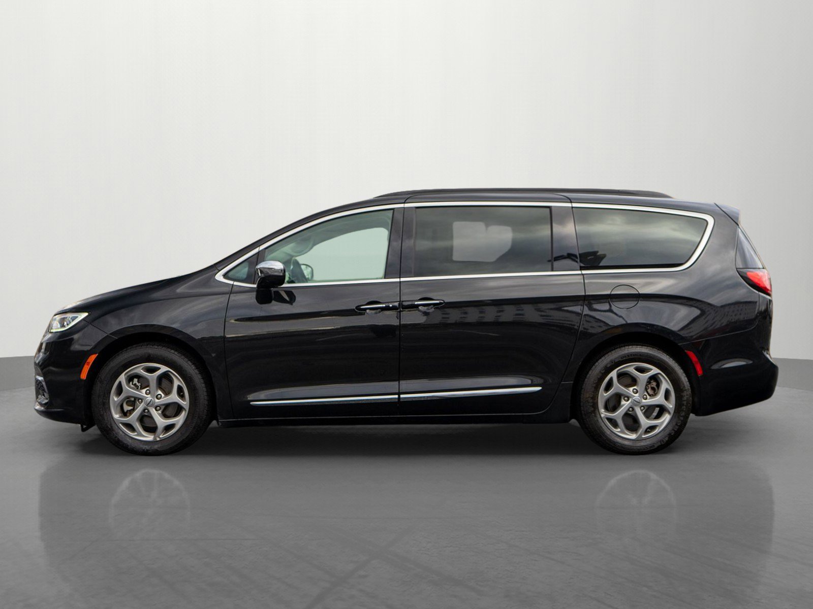 Used 2023 Chrysler Pacifica Limited image 4