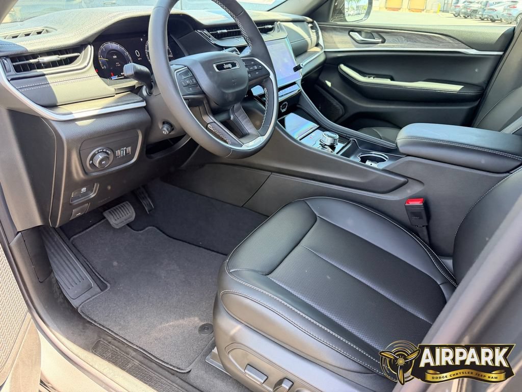 New 2026 Jeep Grand Cherokee Limited w/ Luxury Tech Group II AWD/4WD image 14