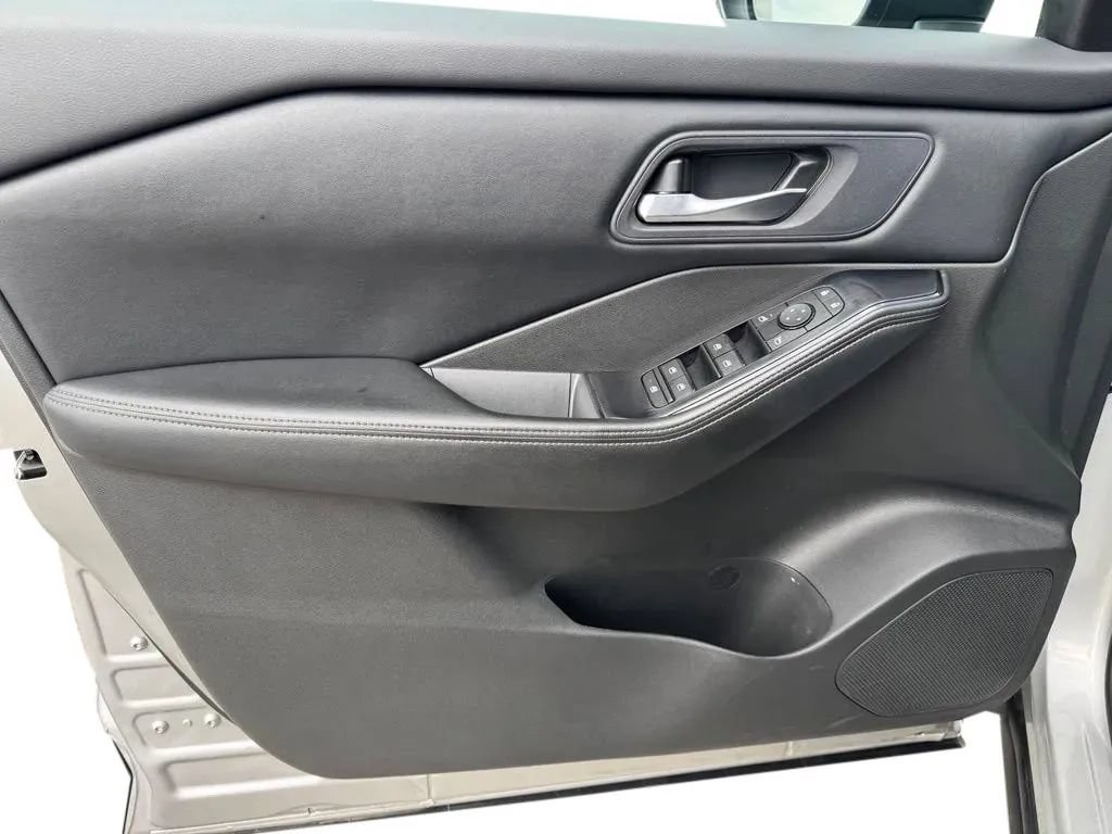 Used 2024 Nissan Rogue SV FWD image 11