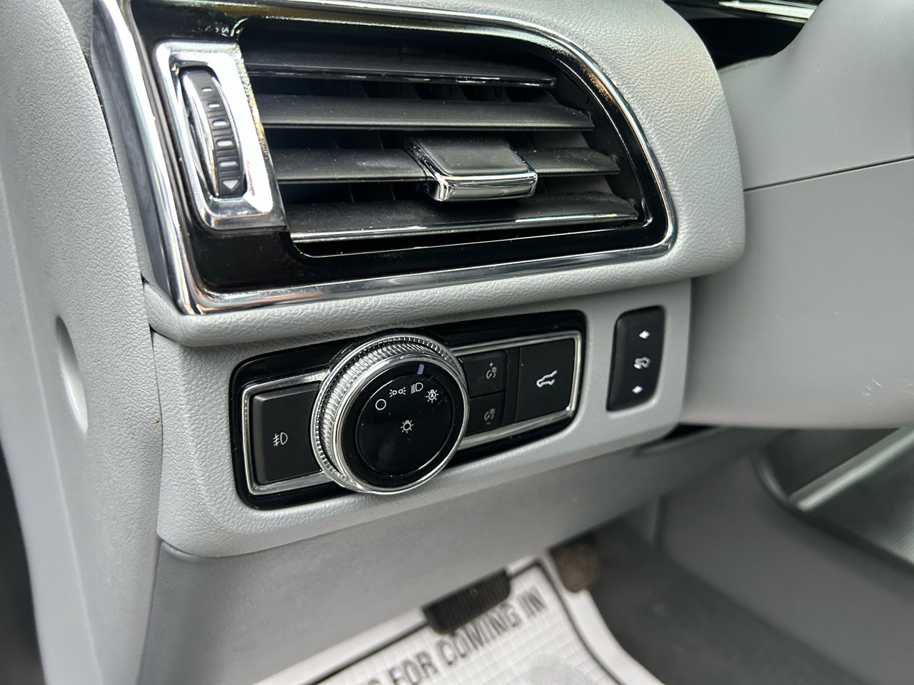 Used 2019 Lincoln Navigator Select image 24