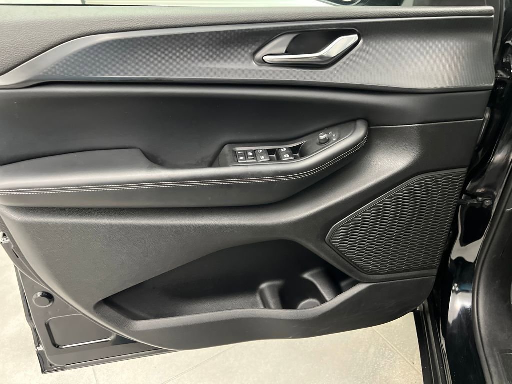 Used 2024 Jeep Grand Cherokee Altitude image 11