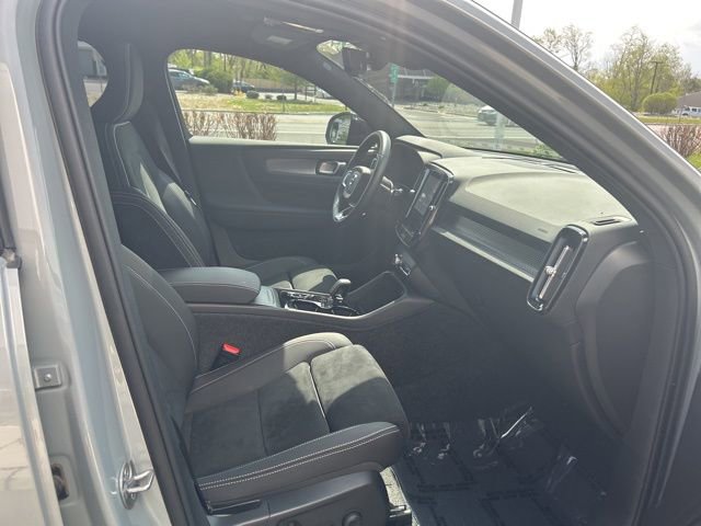 Certified 2025 Volvo XC40 B5 Plus AWD/4WD image 15