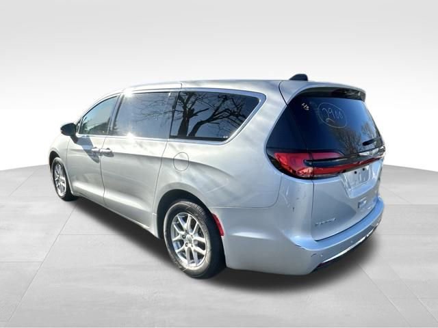 Used 2024 Chrysler Pacifica Touring-L image 5