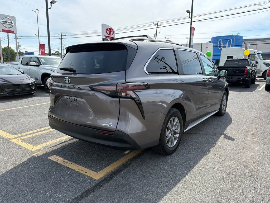 Used 2024 Toyota Sienna XLE w/ XLE Plus Package AWD/4WD image 5