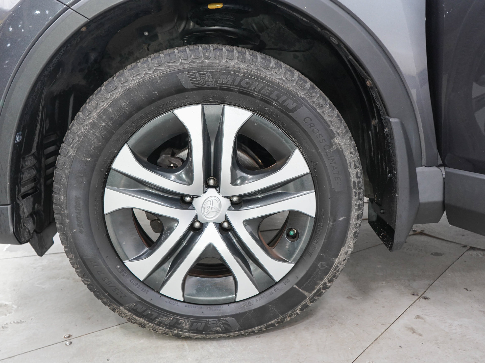 Used 2018 Toyota RAV4 LE w/ All Weather Liner Package AWD/4WD image 27