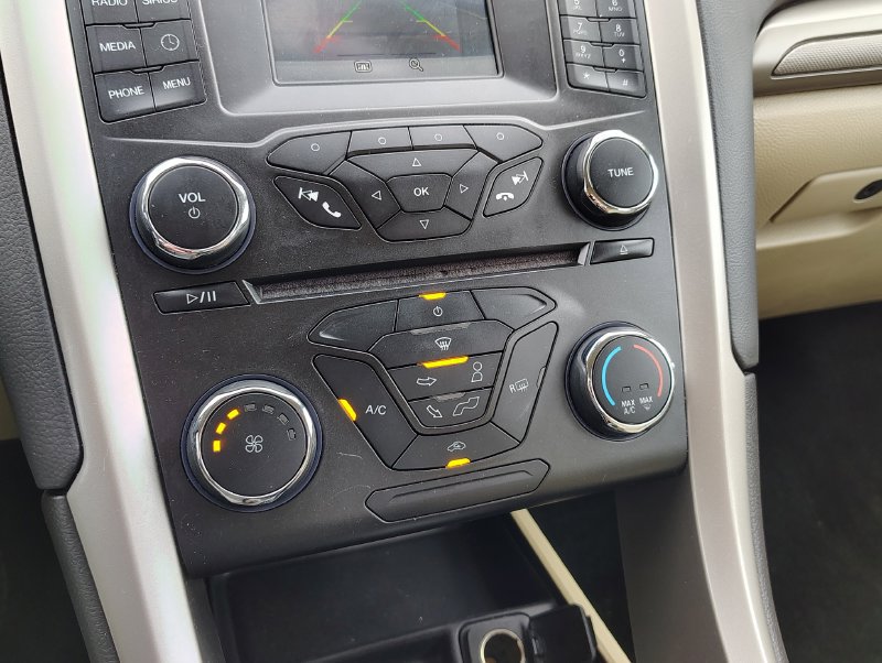 Used 2016 Ford Fusion SE FWD image 17