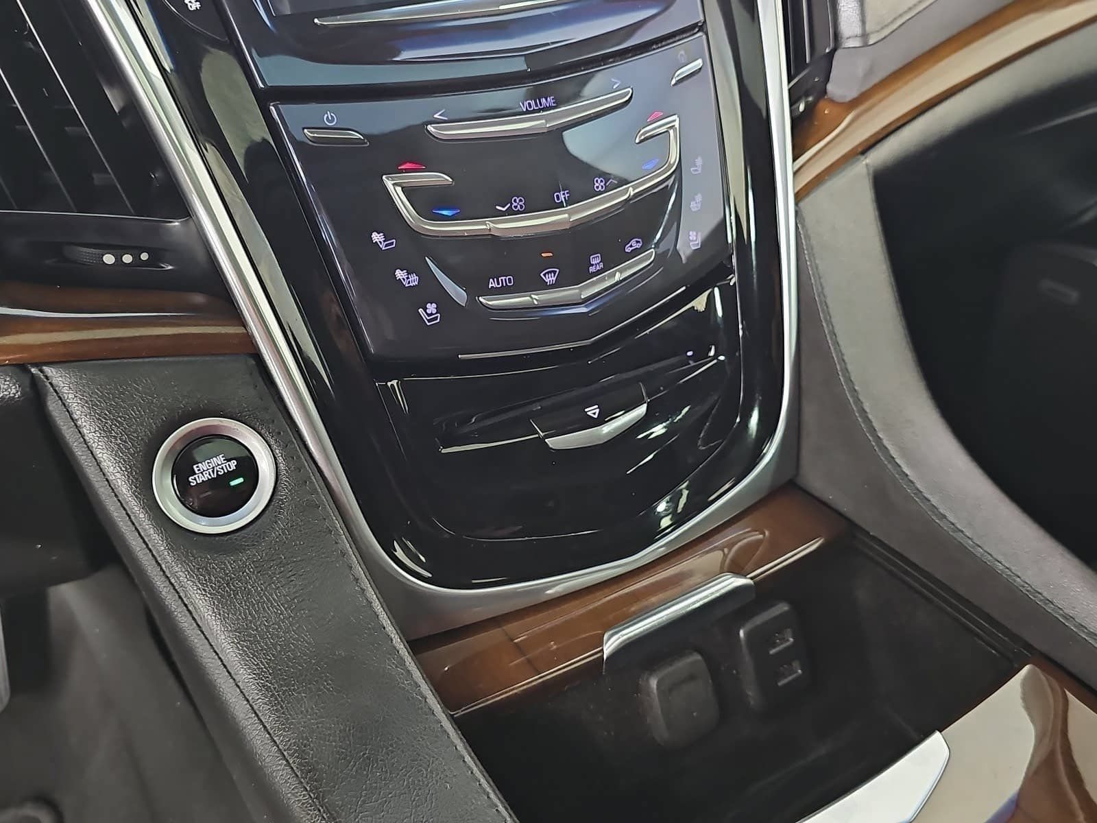 Used 2020 Cadillac Escalade Luxury AWD/4WD image 21