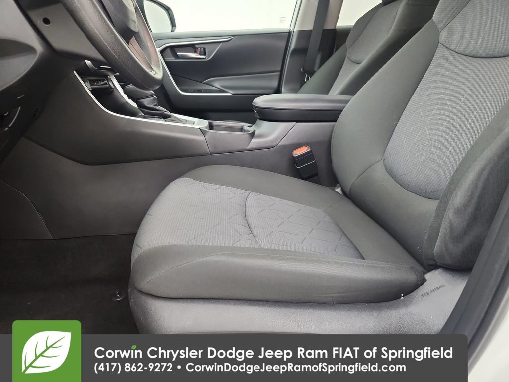 Used 2025 Toyota RAV4 XLE AWD/4WD image 19