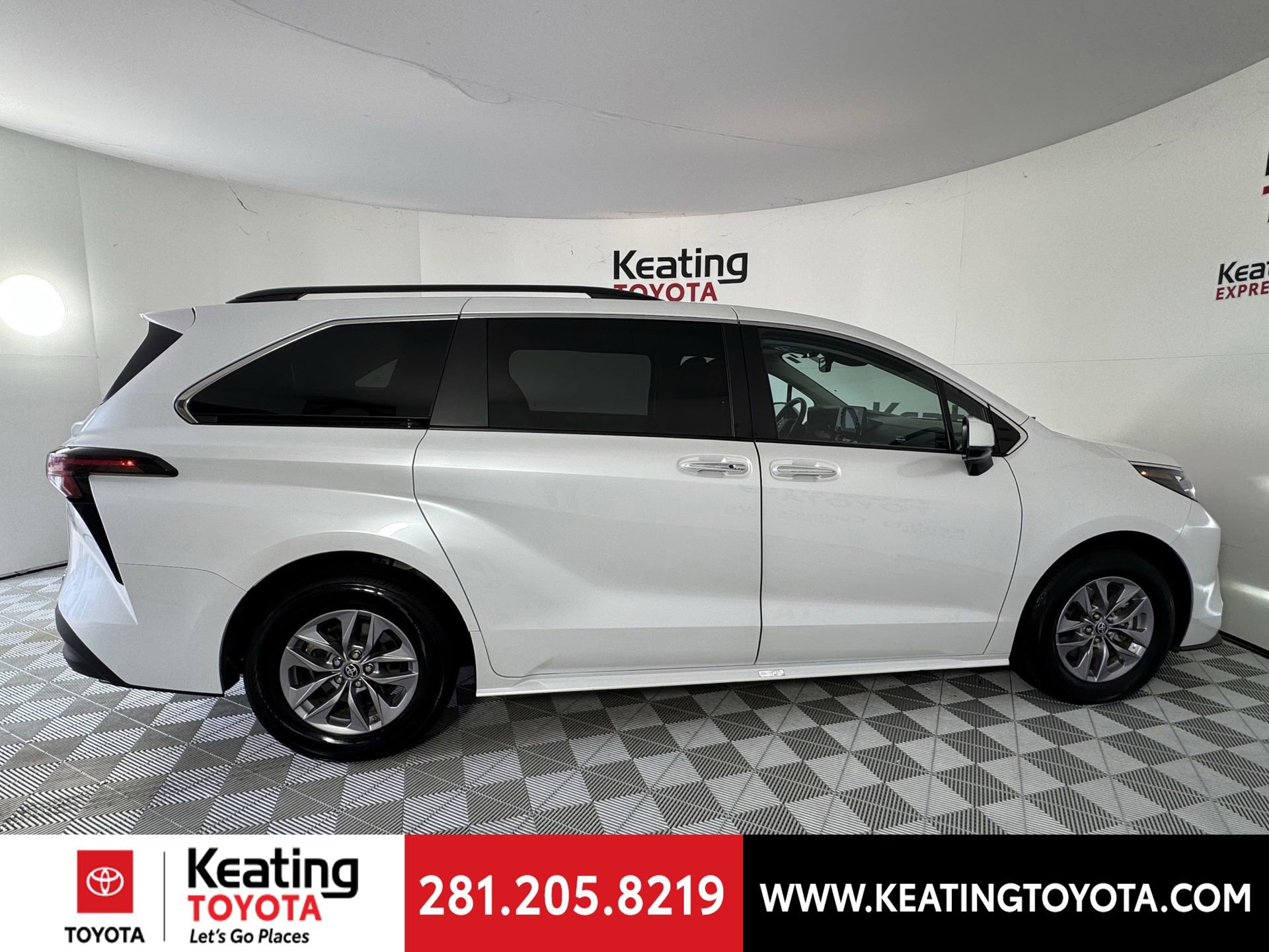 Certified 2024 Toyota Sienna XLE FWD image 5