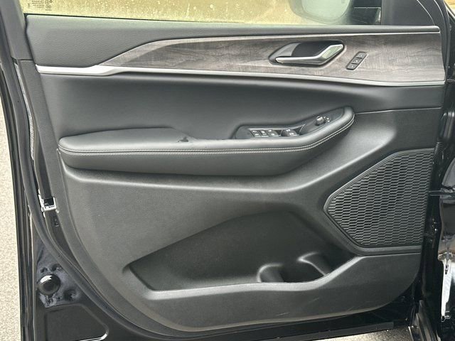 New 2025 Jeep Grand Cherokee L Limited w/ Black Appearance Package image 11