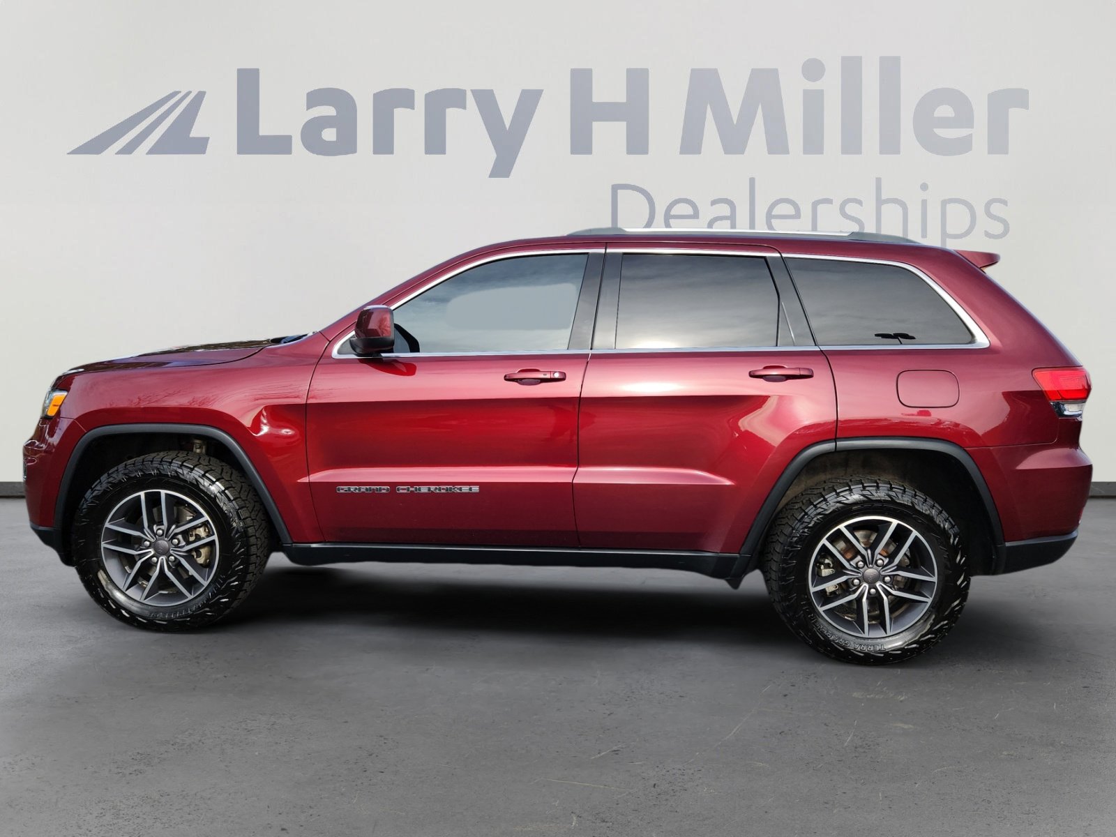Used 2019 Jeep Grand Cherokee Laredo w/ 18" Wheel & 8.4" Radio Group image 2