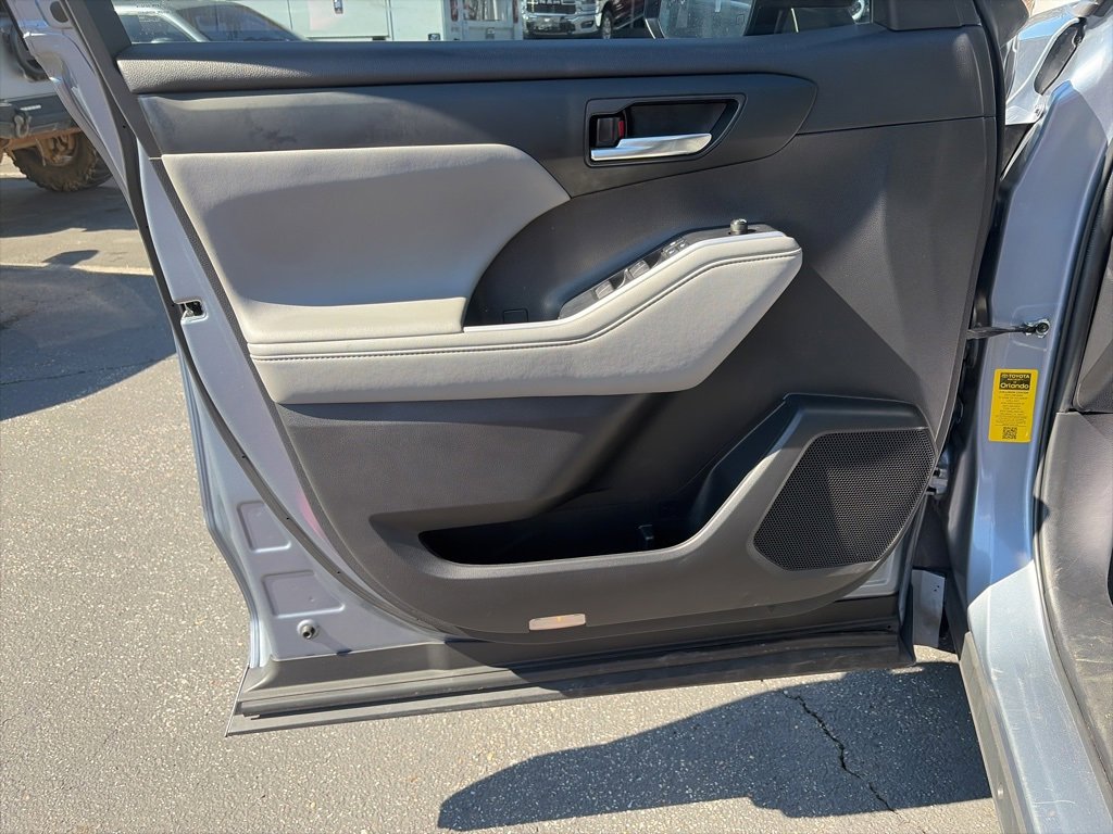 Used 2022 Toyota Highlander XLE image 14