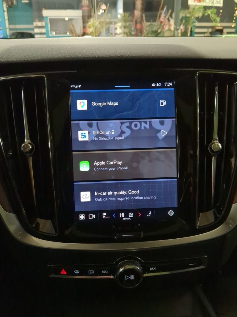 Used 2025 Volvo V60 B5 Cross Country Plus image 11