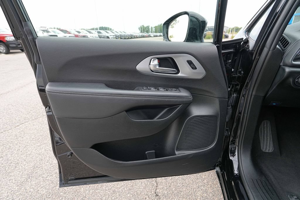 Used 2025 Chrysler Pacifica Limited FWD image 25
