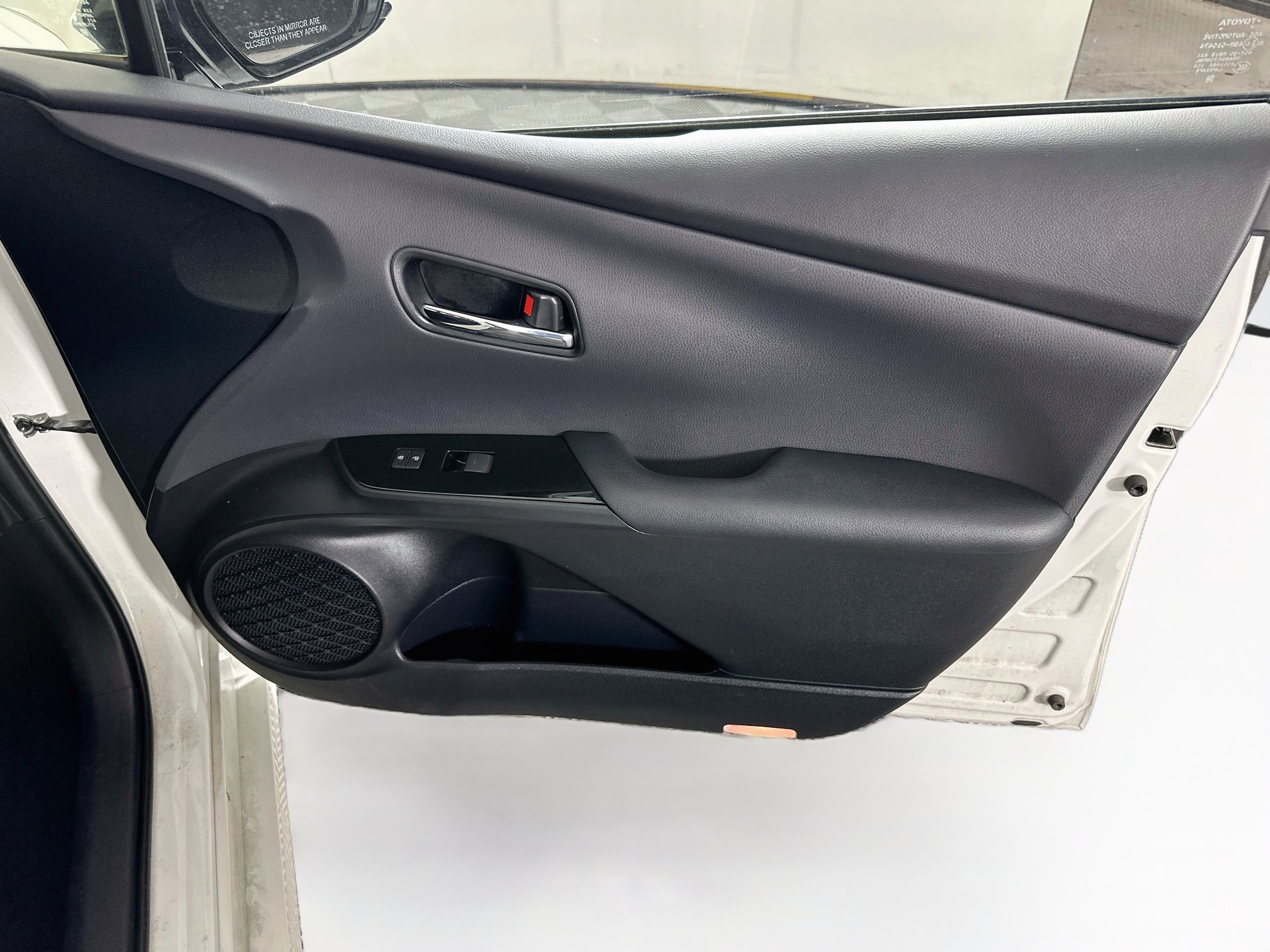 Used 2020 Toyota Prius XLE w/ Premium Convenience Package FWD image 31