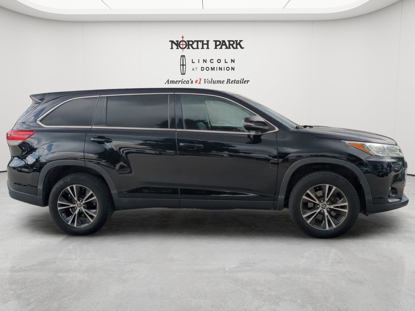 Used 2019 Toyota Highlander LE FWD image 6