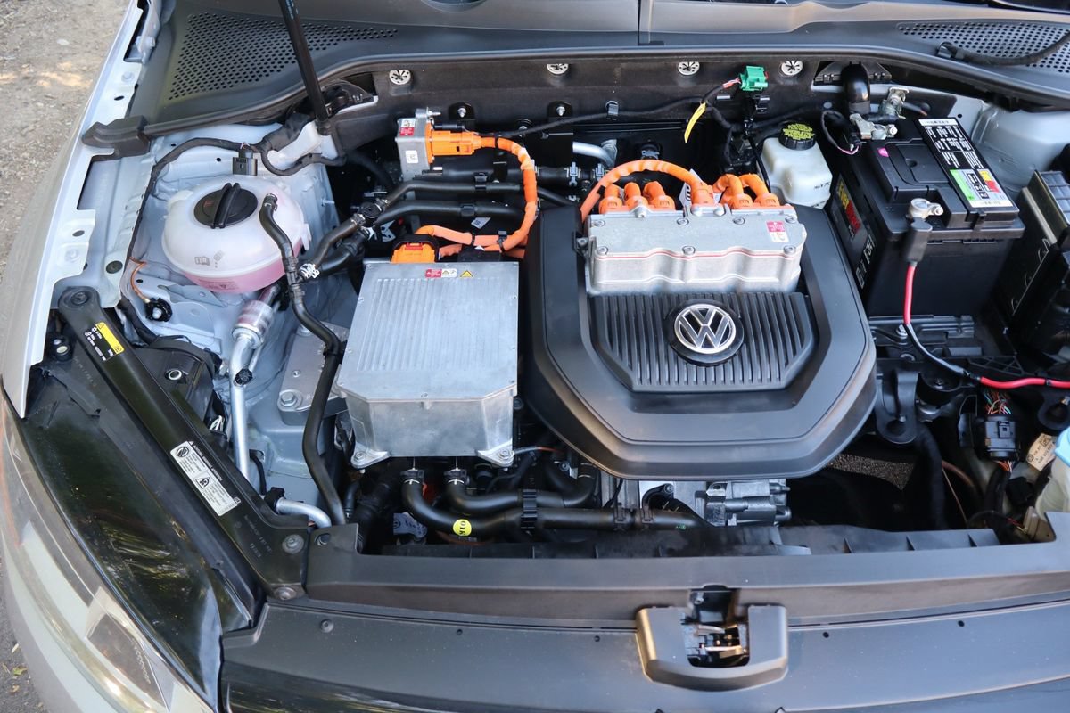 Used 2015 Volkswagen e-Golf Limited Edition FWD image 36