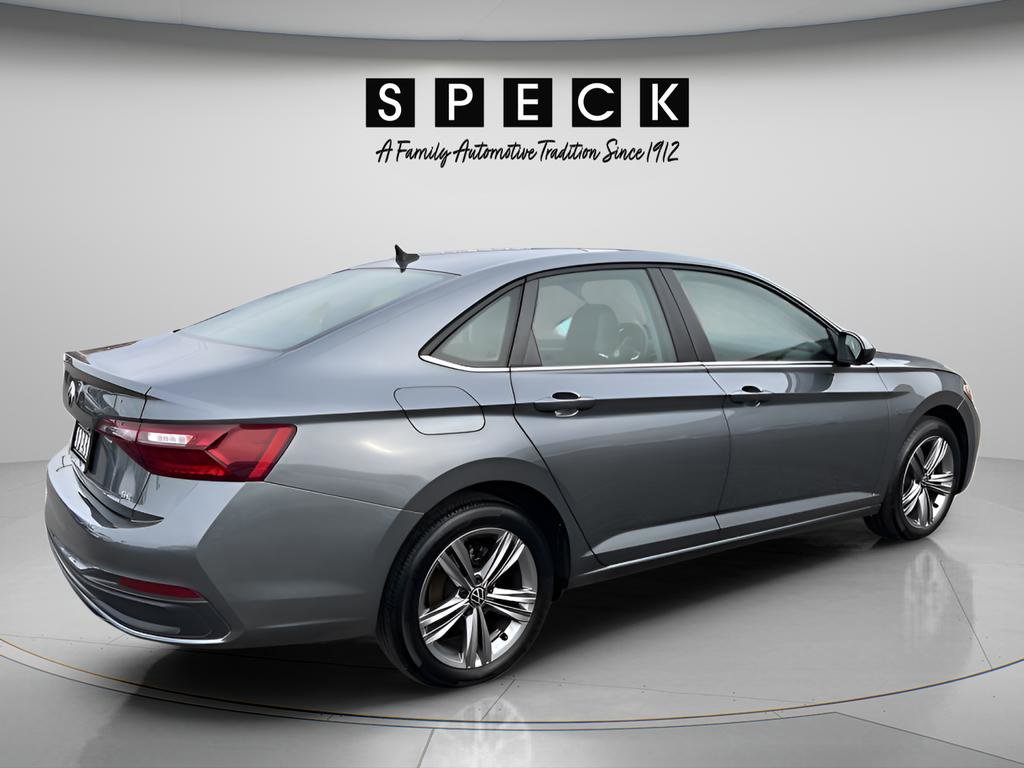 Used 2024 Volkswagen Jetta SE image 4